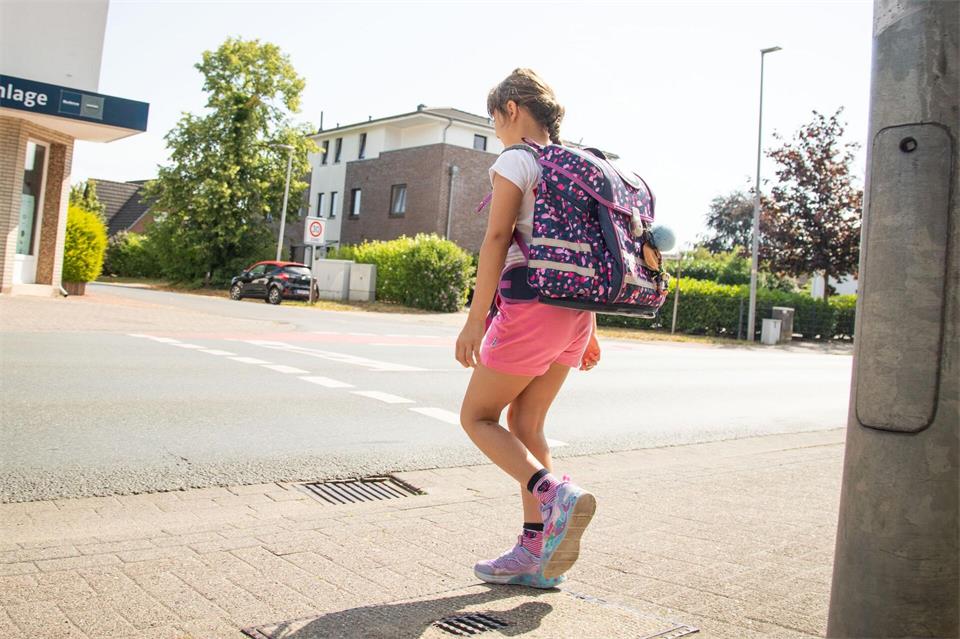 Mehr Bewegung statt viel sitzen: Schon der Weg zur Schule zu Fuß oder mit dem Rad kann helfen, Rückenproblemen vorzubeugen.Christin Klose/dpa-tmn