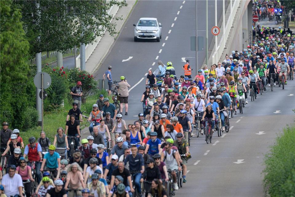 Mehr Fahrstreifen lösen aus Sicht des Bündnisses „Stopp A5-Ausbau“ keine Verkehrsprobleme – dafür fuhren sie aus Protest auf Fahrrädern über die Autobahn.Hannes P. Albert/dpa