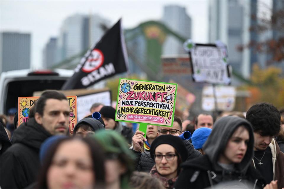 Mehr Gerechtigkeit für die junge Generation - eine der Forderungen bei der Kundgebung. Boris Roessler/dpa