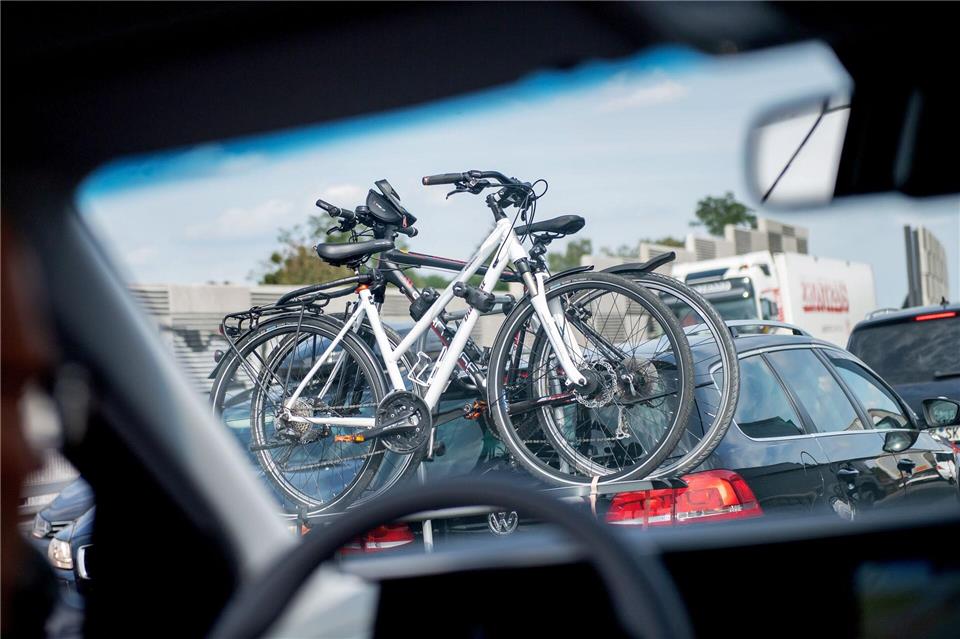 Mehr Gewicht - anderes Fahrverhalten: Fahrradträger, Anhänger oder viel Gepäck machen das Auto windanfälliger und träger beim Rangieren, das Unfallrisiko steigt.picture alliance / dpa-tmn