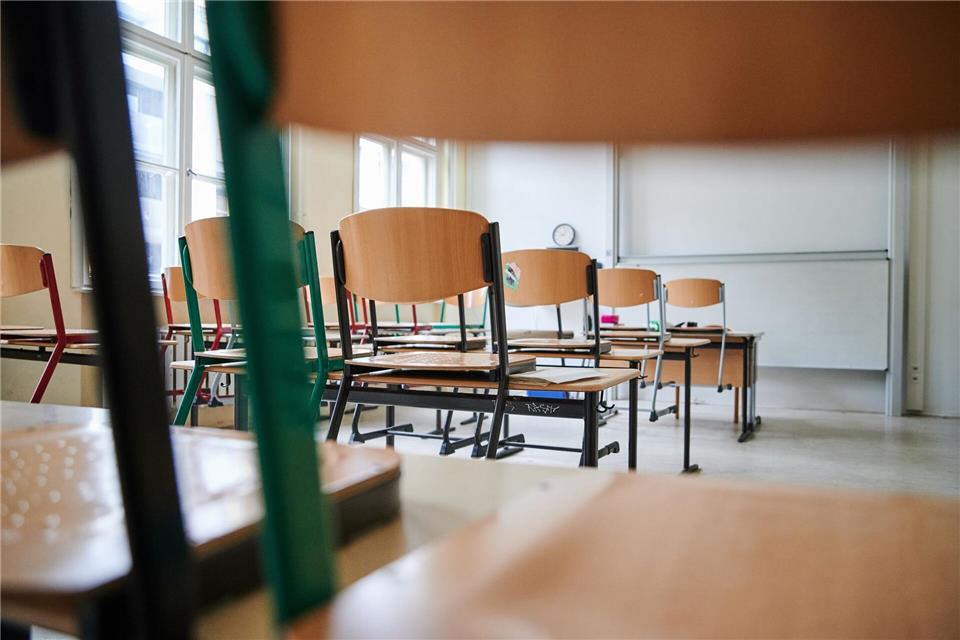 Mehr Grundschüler und Grundschülerinnen sitzen im Schuljahr 2025/2026 in einem Klassenraum einer weiterführenden allgemeinbildende Schule. (Symbolbild)Annette Riedl/dpa