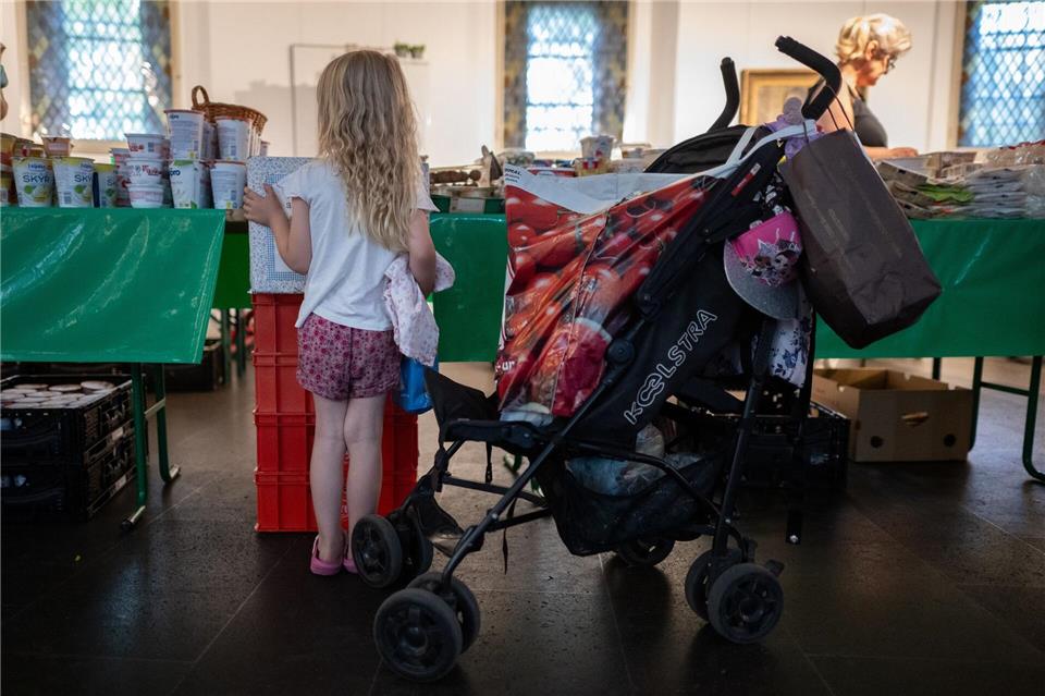 Mehr Hilfen schon im Kindesalter und mehr Gerechtigkeit erwartet der saarländische Sozialminister Magnus Jung (SPD) von einem modernen Sozialstaat. (Symbolbild)Sebastian Christoph Gollnow/dpa