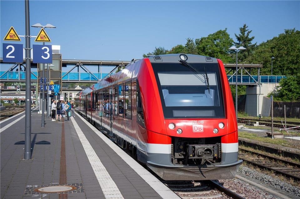 Mehr Kapazität durch zweigleisigen Ausbau: Das streben mehrere Partner für die Eifelstrecke an. (Archivbild)Harald Tittel/dpa