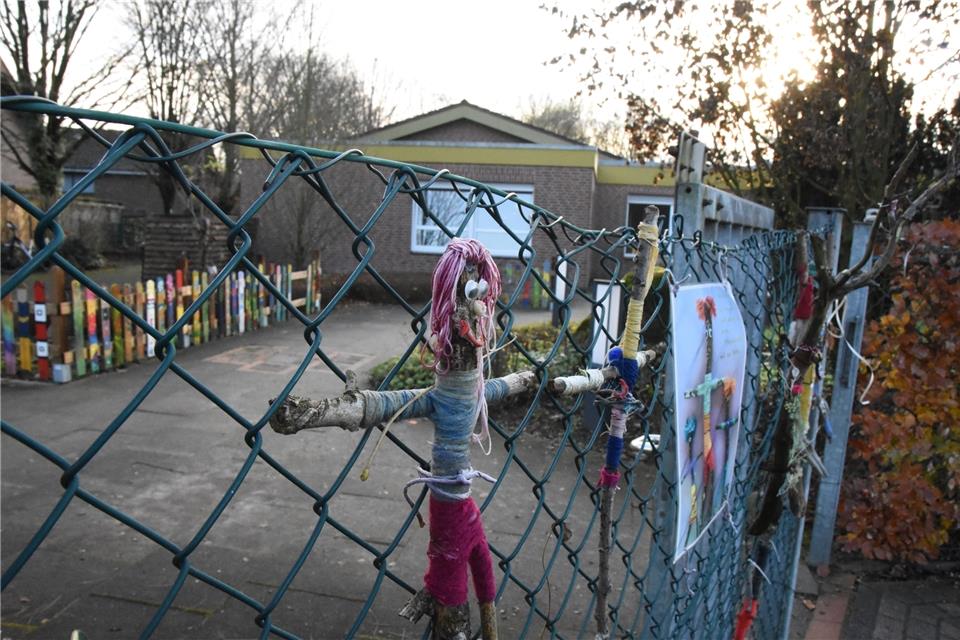 Mehr Kita-Plätze für Marbeck: Es soll angebaut werden. Zurzeit schmücken „Stock-Wichtel“ den Zaun am Eingang.