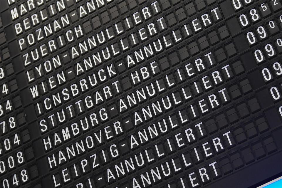 So viele Klagen wie nie von Fluggästen gegen Airlines Mehr Klagen wegen ausgefallener Flüge. (Symbolbild) Arne Dedert/dpa
