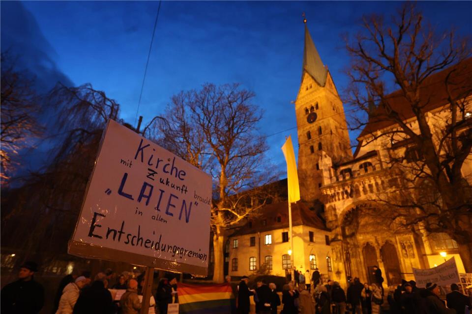 Mehr Laienbeteiligung gehört zum Forderungskatalog von reformorientierten Katholiken. (Archivbild)Karl-Josef Hildenbrand/dpa