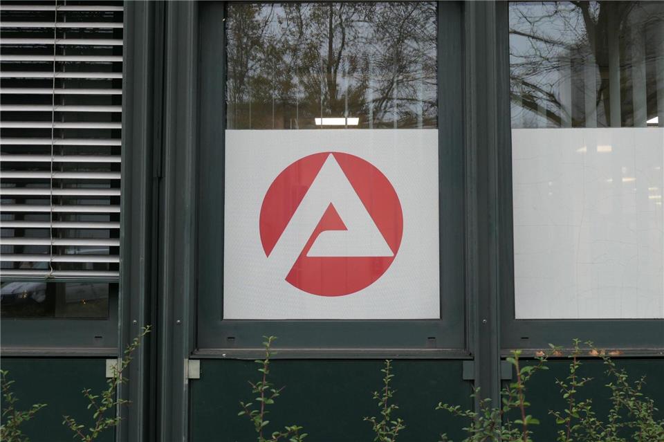 Mehr Menschen als vor einem Jahr sind ohne Job, die Zahl der offenen Stellen ist gesunken. (Archivfoto)Helge Toben/dpa