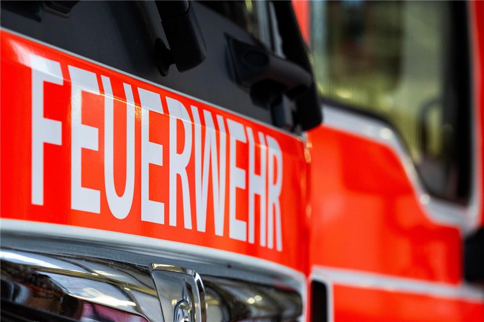 Mehr PKWs, engere Straßen: Feuerwehrfahrzeuge kommen in Thüringens Städten oft kaum durch. Eine Probefahrt in Gera soll das Problem sichtbar machen. (Symbolbild)Soeren Stache/dpa