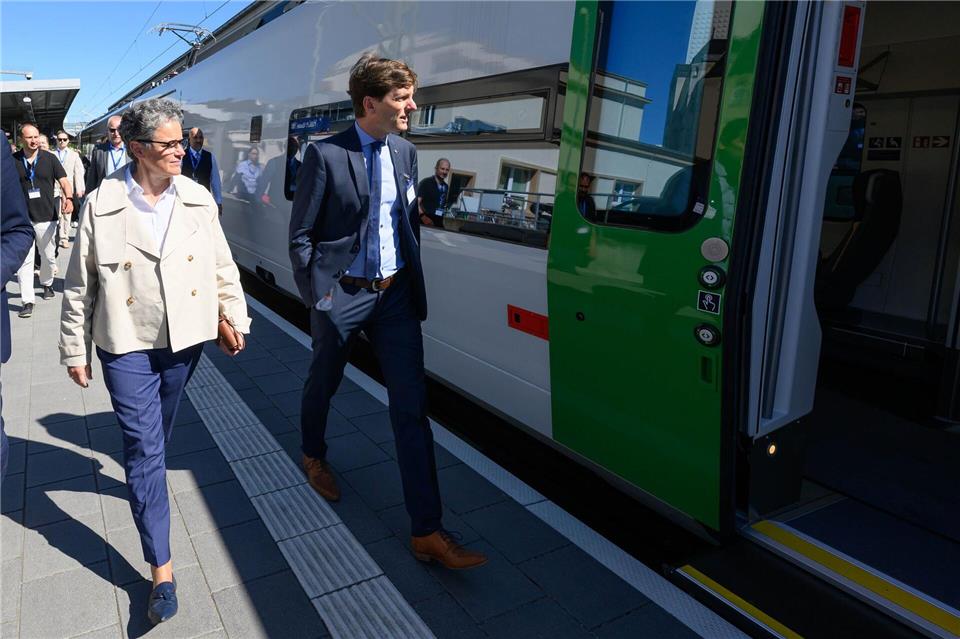 Mehr Platz für Fahrgäste: Die neuen Mireo-Züge sollen auf stark genutzten Strecken für zusätzliche Kapazitäten sorgen.Hendrik Schmidt/dpa
