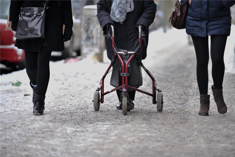 Mehr Profiltiefe bei Rollatorrädern und Schuhsohlen sorgen für besseren Halt auf glatten Wegen.Paul Zinken/dpa/dpa-tmn