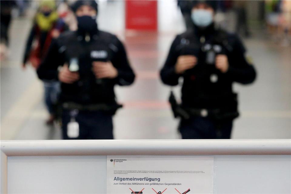 Mehr Sicherheit soll es an Silvester und Neujahr an den Bahnhöfen durch ein Waffenverbot geben. (Symbolbild)Roland Weihrauch/dpa