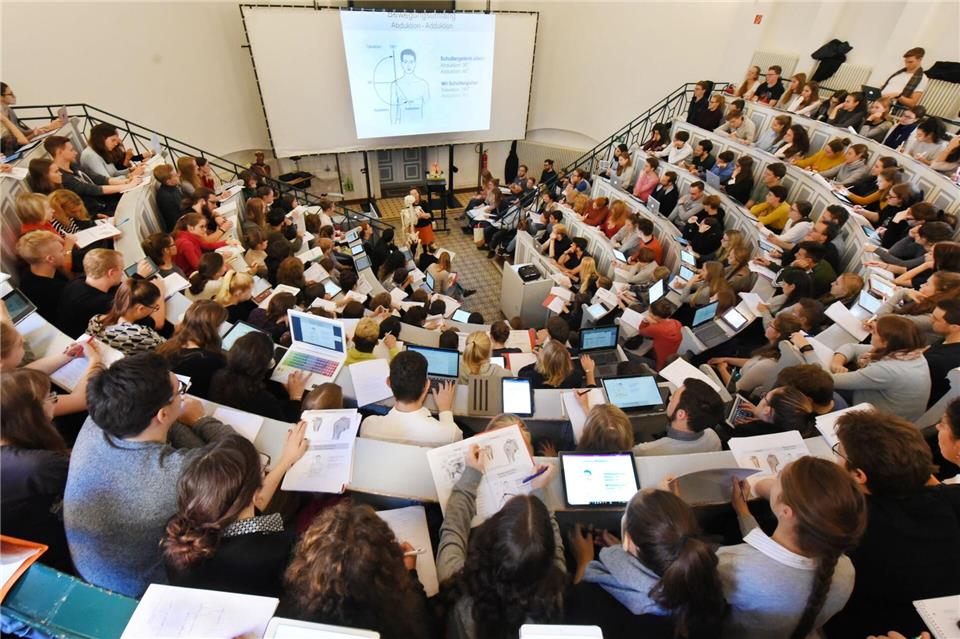 Mehr Studierende schließen ihr Studium in Sachsen-Anhalt ab. (Archivbild)Waltraud Grubitzsch/dpa-Zentralbild/dpa