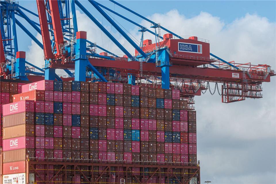 Mehr Umsatz, aber trotzdem kaum Gewinn - die Hamburger Hafen und Logistik AG (HHLA) will deshalb für das vergangene Geschäftsjahr keine Dividende zahlen.Markus Scholz/dpa