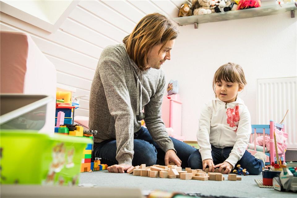 Mehr Zeit mit den Kindern kann auch beim Unterhalt zählen: Wer sie regelmäßig selbst betreut, darf unter Umständen weniger zahlen – auch ohne echtes Wechselmodell.Christin Klose/dpa Themendienst/dpa-tmn