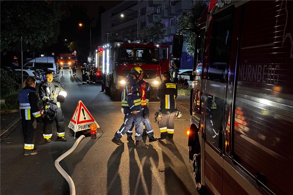 Mehr als 100 Einsatzkräfte von Feuerwehr und THW waren in der Nacht im Einsatz. News5/dpa