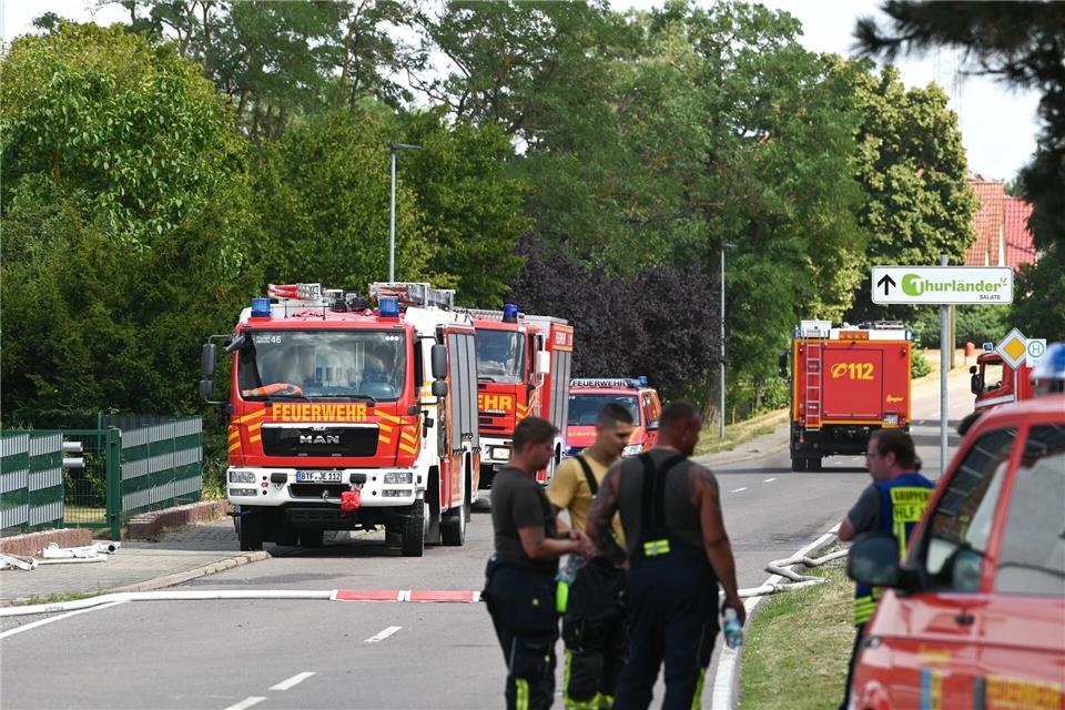 Mehr als 100 Feuerwehrleute waren bei einem Feldbrand an der Autobahn 9 im Einsatz.Heiko Rebsch/dpa