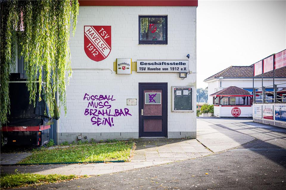 Mehr als 100 Graffiti wurden gesprüht.Moritz Frankenberg/dpa