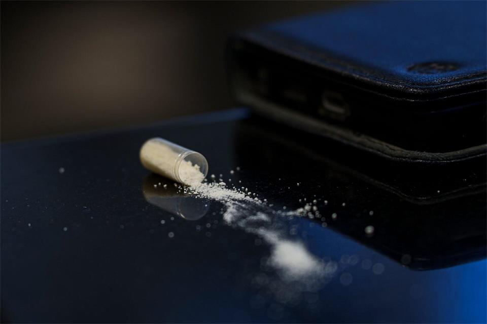 Mehr als 100 Gramm Heroin fanden die Beamten. (Symbolbild)Andreas Arnold/dpa