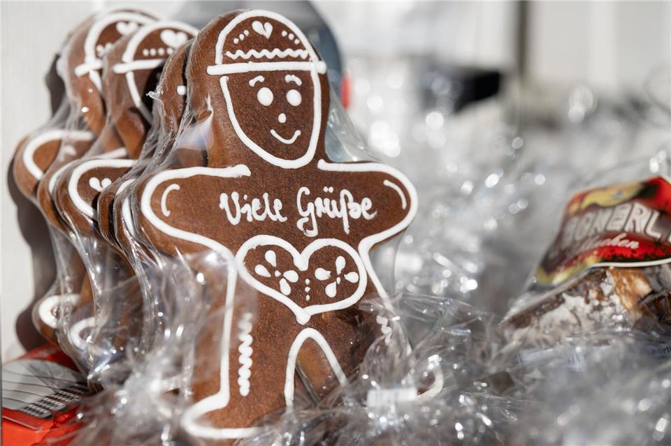 Mehr als 100 Händler und Handwerksbetriebe präsentieren sich bis Sonntag auf dem Pulsnitzer Pfefferkuchenmarkt. Sebastian Kahnert/dpa