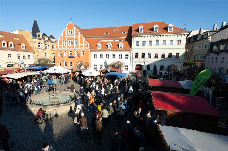Mehr als 100 Händler und Handwerksbetriebe präsentieren sich bis Sonntag auf dem Pulsnitzer Pfefferkuchenmarkt. Sebastian Kahnert/dpa
