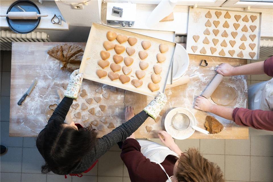 Mehr als 100 Händler und Handwerksbetriebe präsentieren sich bis Sonntag auf dem Pulsnitzer Pfefferkuchenmarkt. Sebastian Kahnert/dpa