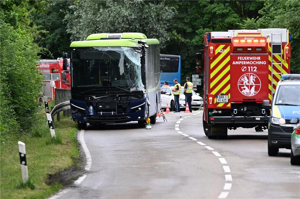 Mehr als 100 Rettungskräfte waren nach dem Unfall im Landkreis Dachau im Einsatz.Sven Hoppe/dpa