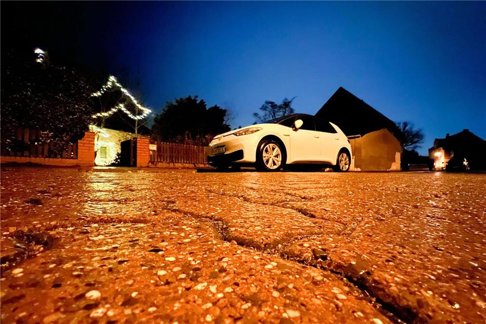 Mehr als 100 Unfälle haben sich seit dem Morgen aufgrund von Eisglätte in den Landkreisen Cloppenburg und Vechta ereignet, mehrere Menschen wurden verletzt. (Symbolbild)Julian Stratenschulte/dpa