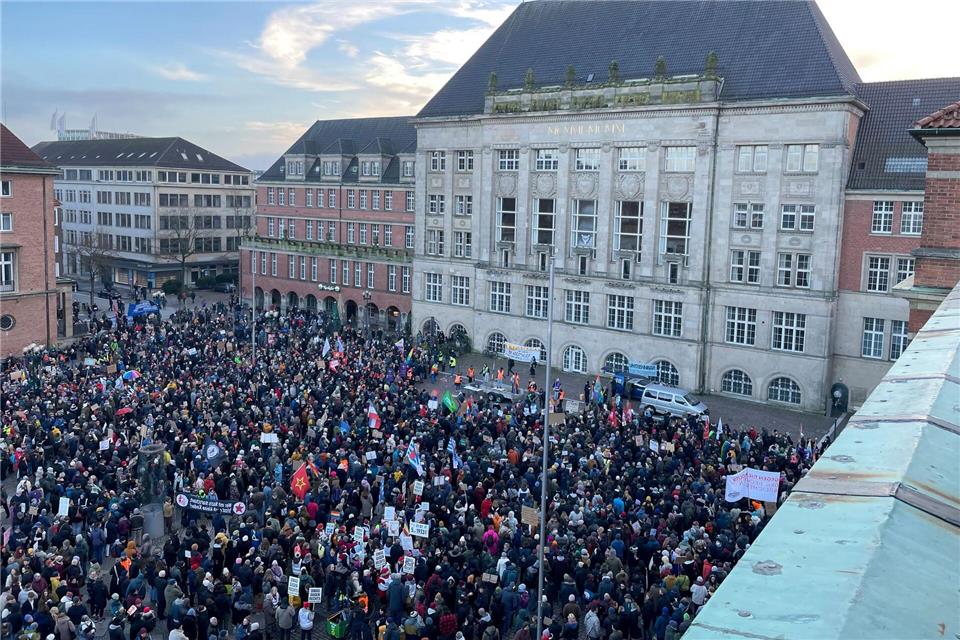 Mehr als 10.000 Menschen demonstrieren in Schleswig-Holsteins Landeshauptstadt Kiel.Felix Müschen/dpa