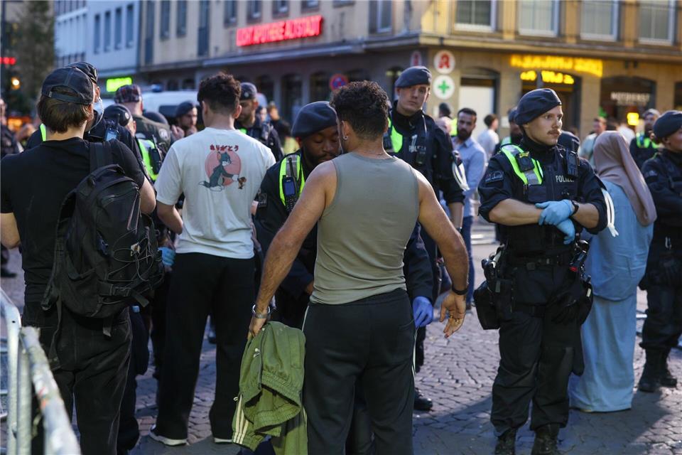 Mehr als 10.000 Personen wurden kontrolliert.Christoph Reichwein/dpa