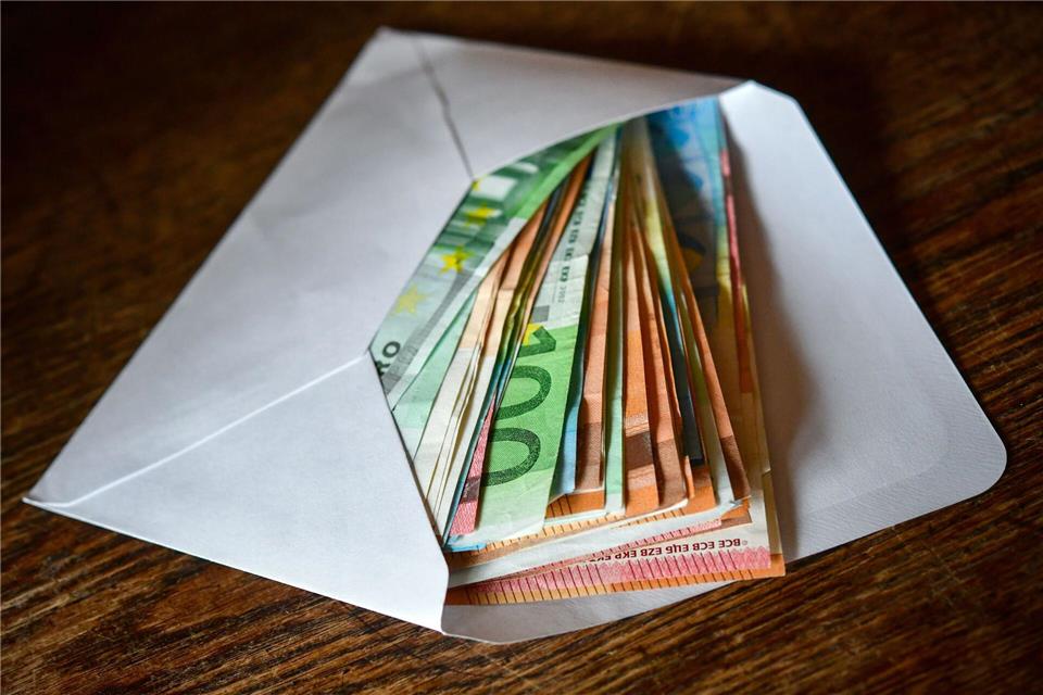 Mehr als 100.000 Euro in bar übergab die Rentnerin den Trickbetrügern. (Symbolbild)Patrick Pleul/zb/dpa