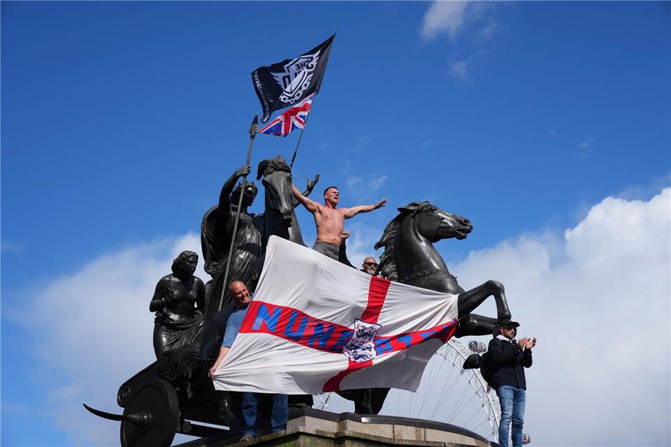 Mehr als 100.000 Menschen folgten dem Aufruf des Rechtsextremisten Tommy Robinson.Joanna Chan/AP/dpa