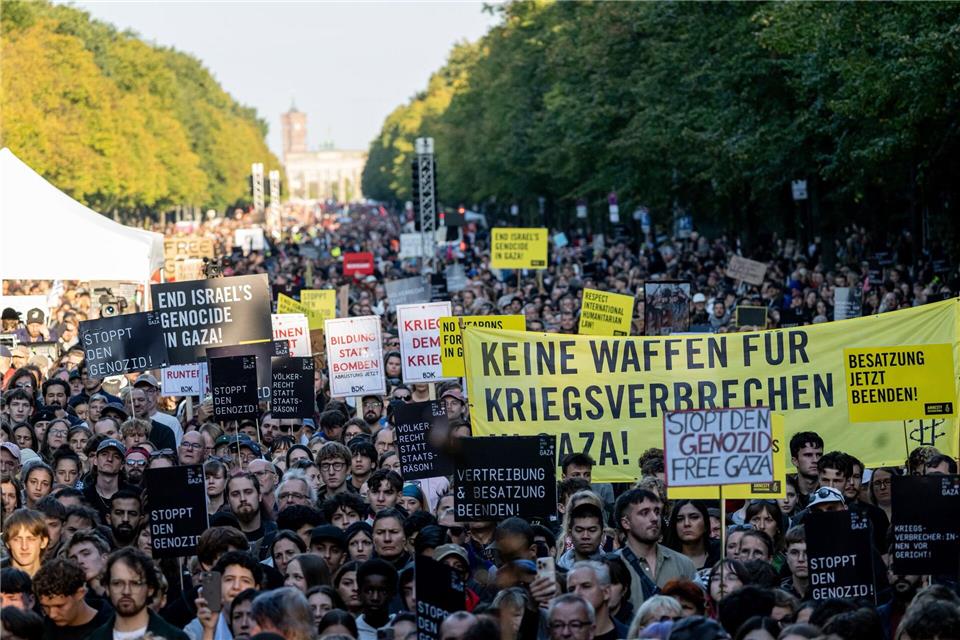 Mehr als 100.000 Menschen haben nach Schätzung der Veranstalter am Gaza-Protest teilgenommen. Die Polizei nannte etwas niedrigere Zahlen.Fabian Sommer/dpa