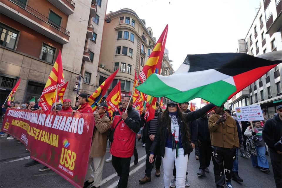 Mehr als 100.000 Menschen protestieren in Italien gegen die Meloni-Regierung.Antonio Calanni/AP/dpa