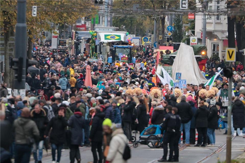 Fünfte Jahreszeit in Bremen – Tausende ziehen zum Freimarkt  Mehr als 100.000 Schaulustige verfolgen den traditionellen Festumzug.Focke Strangmann/dpa