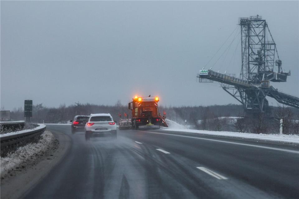 Mehr als 120 Unfälle nach Schnee und Glätte in Sachsen.Jan Woitas/dpa