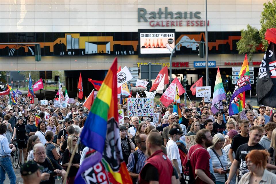 Mehr als 1.200 Menschen zogen am Abend durch die Essener Innenstadt.Fabian Strauch/dpa