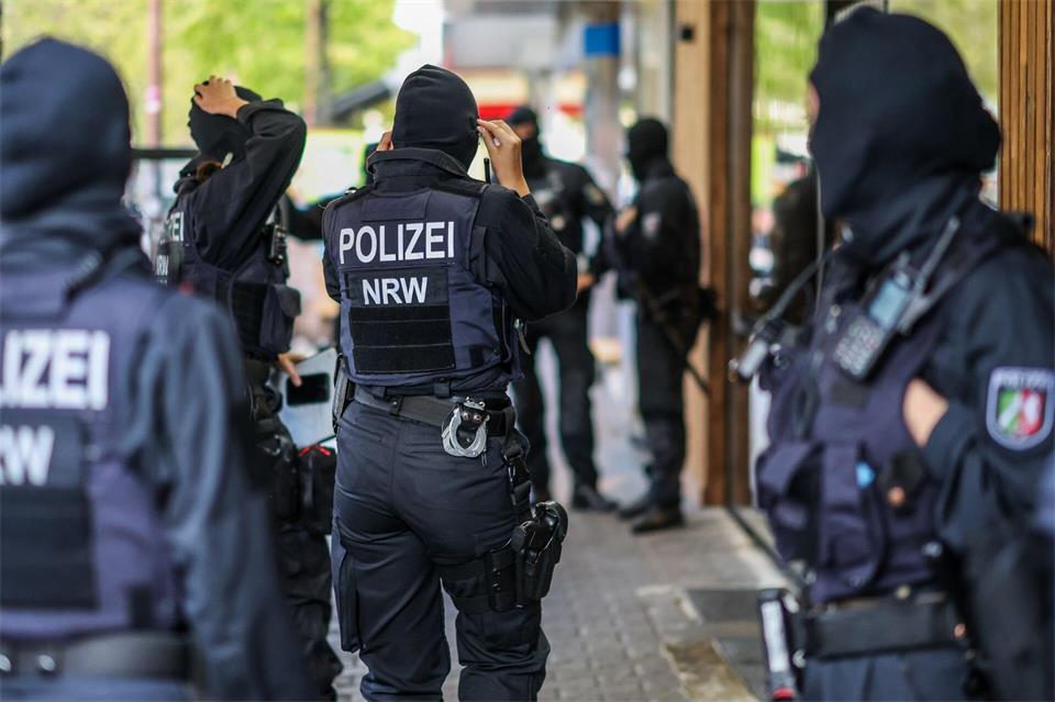 Mehr als 140 Objekte waren durchsucht worden, 14 Haftbefehle wurden vollstreckt. Die Großrazzia richtete sich dabei gegen ein Geldwäsche-Netzwerk, das eng auf die Zusammenarbeit mit den „Hells Angels“ setzte.Christoph Reichwein/dpa