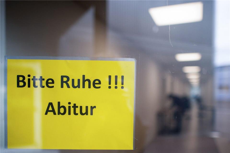 Mehr als 14.000 Schülerinnen und Schüler legten in diesem Jahr in Berlin ihr Abitur ab. (Symbolbild)Jonas Güttler/dpa