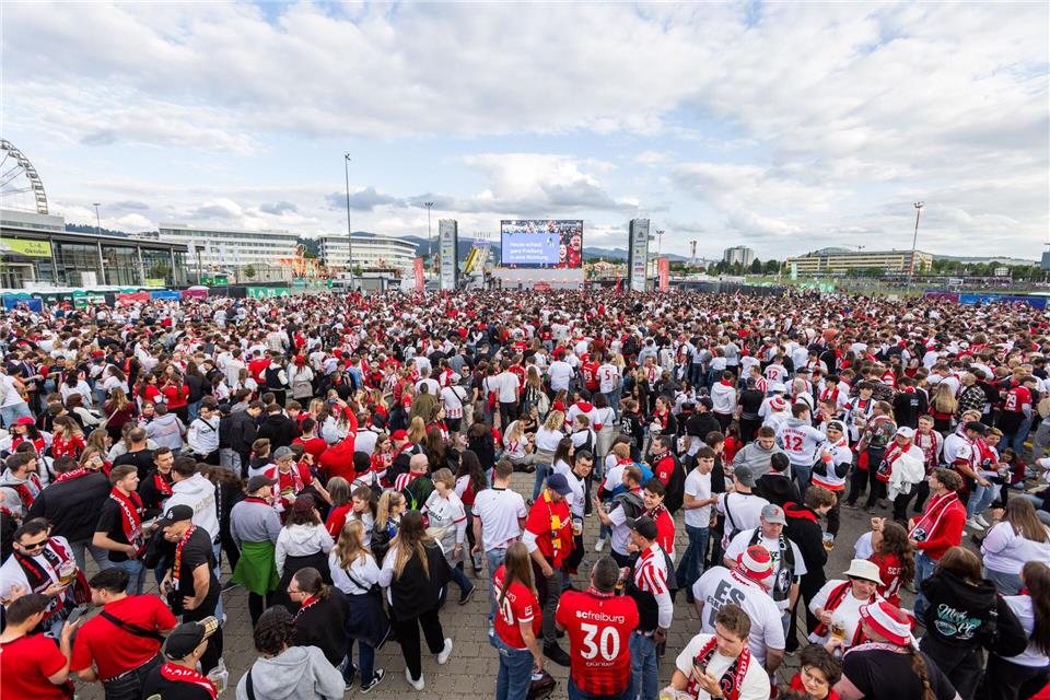 Mehr als 15.000 Fans erleben das Europa-League-Finale beim Public Viewing in Freiburg.Philipp von Ditfurth/dpa