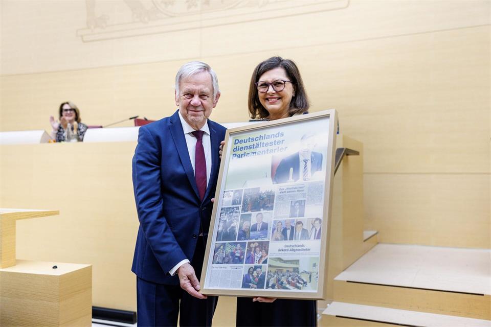 Mehr als 16.000 Tage ist Karl Freller (CSU) nun schon Landtagsabgeordneter.Matthias Balk/Bayerischer Landtag/dpa