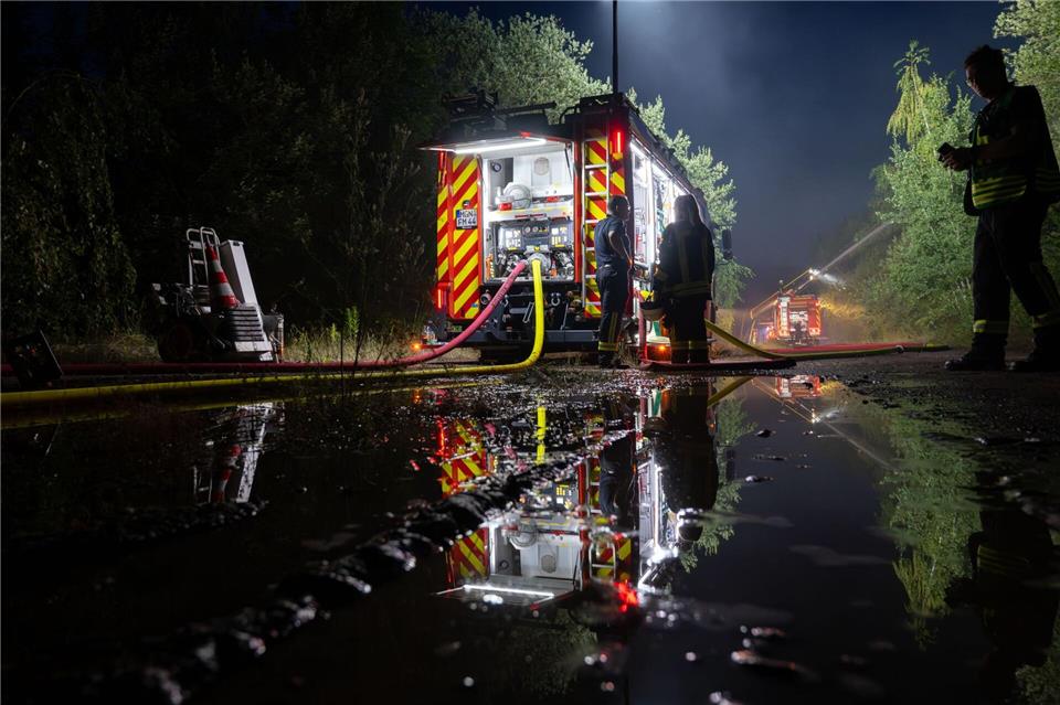 Mehr als 180 Einsatzkräfte waren am Dienstag mit der Bekämpfung des Feuers beschäftigt.Pia Bayer/dpa