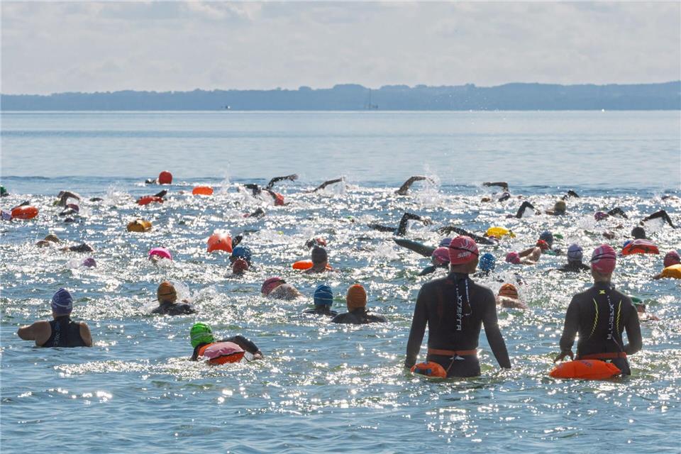 Mehr als 180 Frauen und Männer haben bei der vierten und letzten Etappe des Seebrückenschwimmens in der Lübecker Bucht mitgemacht.Markus Scholz/dpa