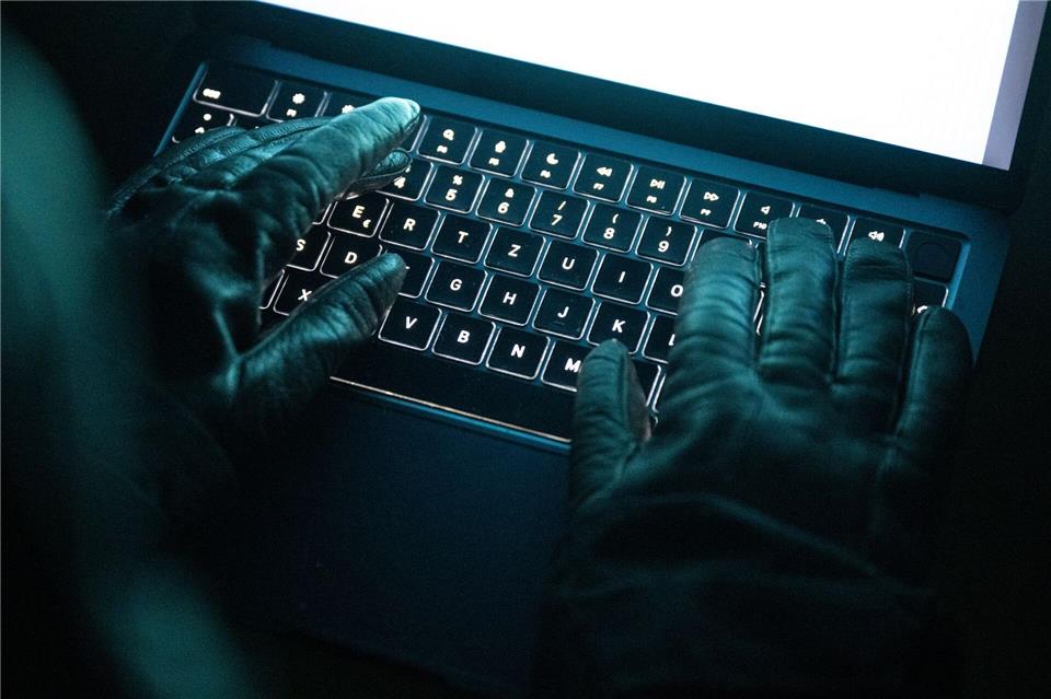 Mehr als 19.000 Menschen könnten von der Cyberattacke auf ein externes Buchungssystem betroffen sein. (Symbolbild)Philip Dulian/dpa