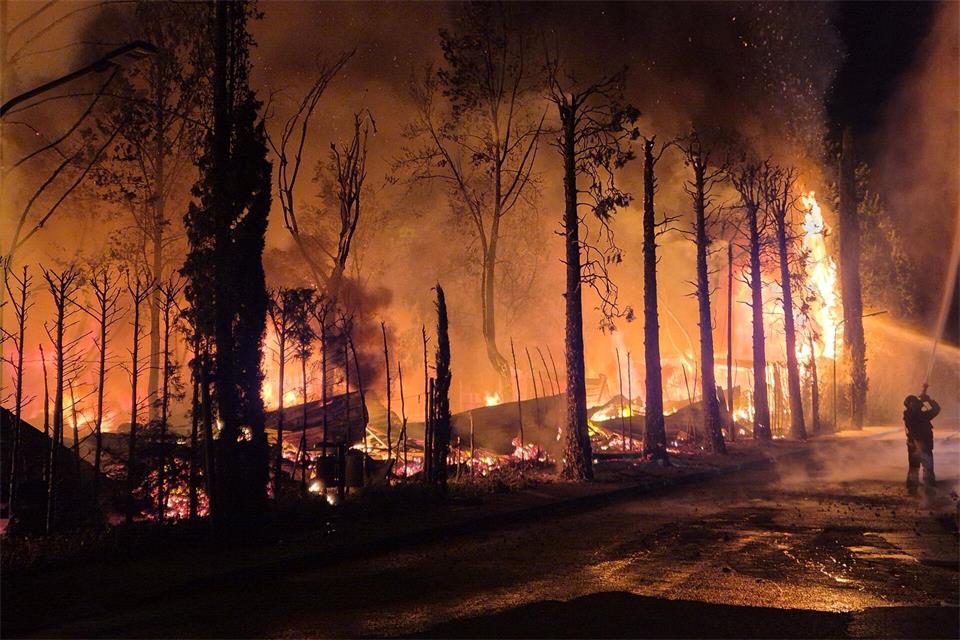 Mehr als 20 Menschen wurden bei dem Brand auf dem Campingplatz am Gardasee verletzt.Florian Blaes/dpa