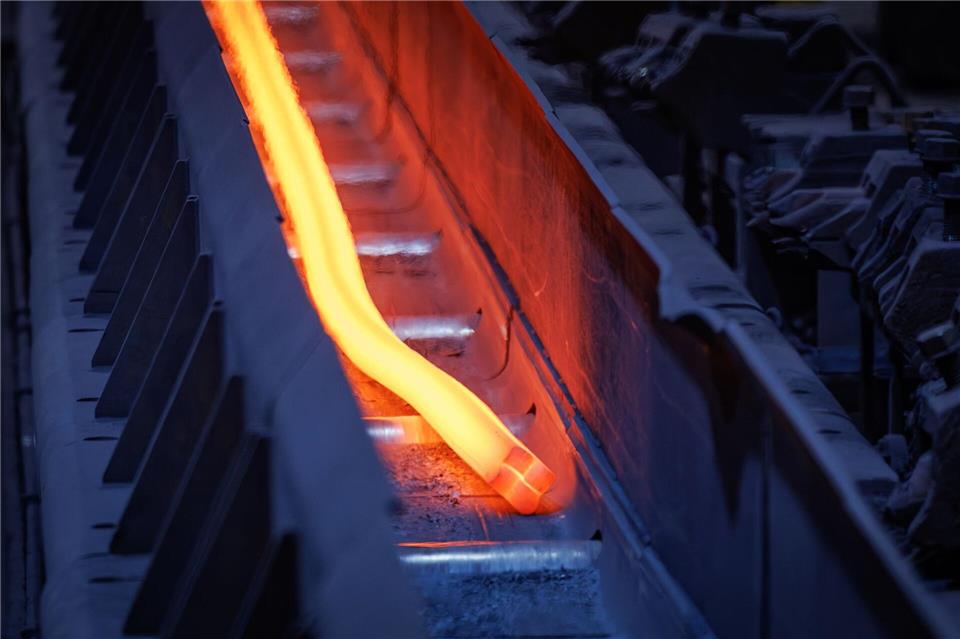 Mehr als 20 Millionen Euro hat der Stahlhersteller Georgsmarienhütte in eine neue Walzanlage investiert. Friso Gentsch/dpa