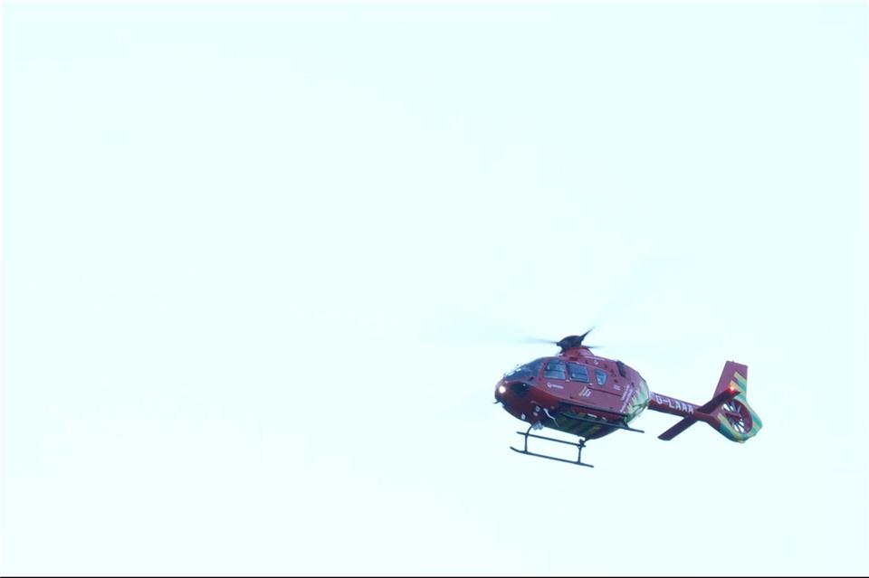 Mehr als 20 Rettungswagen sowie sechs Rettungshubschrauber waren im Einsatz.Jamie Lashmar/PA Wire/dpa