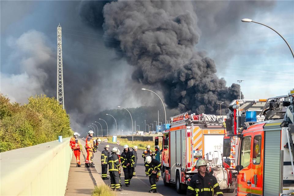 Mehr als 20 Stunden dauerten die Löscharbeiten des Brandes. (Archivbild)Bodo Marks/dpa