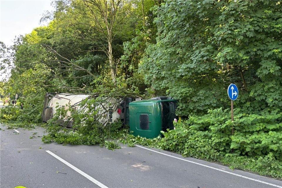 Mehr als 20 Stunden hat es gedauert, den Gefahrguttransporter zu bergen.-/Feuerwehr Gladbeck/dpa