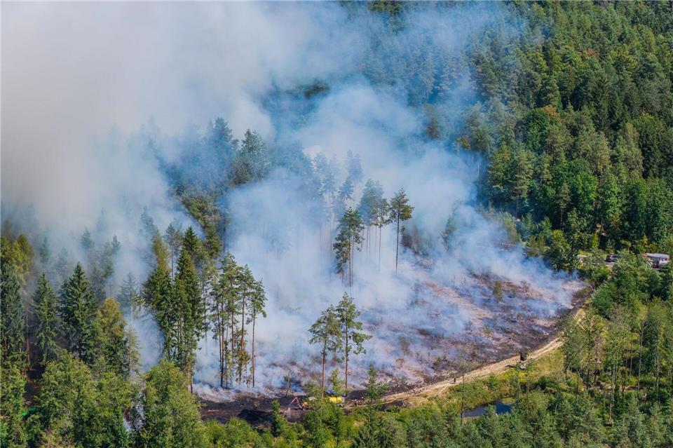 Mehr als 200 Einsatzkräfte haben zusammen mit Landwirten gegen den Waldbrand gekämpft.Ferdinand Merzbach/NEWS5/dpa