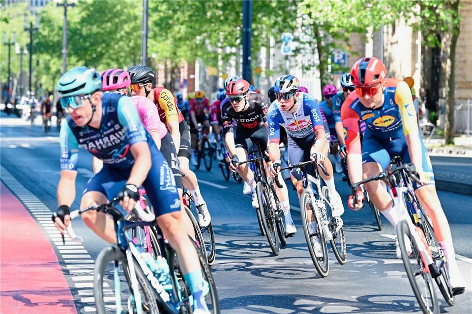 Mehr als 200 Kilometer mussten die Radprofis bewältigen.Uwe Anspach/dpa